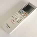 エアコンのリモコンで落下により液晶が黒くなっている写真