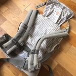 グレーとストライプのエルゴベビー ベビーキャリアの写真