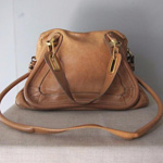 ベージュ色のクロエのショルダーバッグ