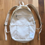 白いFicouture ママリュックの写真