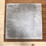 木の上に置いたサンゲツのフロアタイル IS-302/IS735の写真