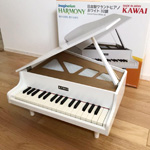 ホワイトのミニグランドピアノの写真