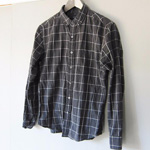 黒のチェックのシャツ