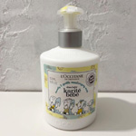 ロクシタン SNOOPY BABY シア ベイビーモイスチャーミルクの白い容器の写真