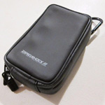ZEROSHOCK”シリーズの黒いデジタルカメラケースの写真
