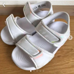 アディダスのサンダルの写真