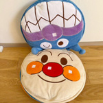 アンパンマンとバイキンマンがくっついたクッションの写真