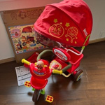 赤いアンパンマン三輪車の写真