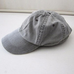 薄いブルーのキャップ