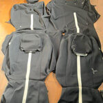 黒地に白いラインが入ったトヨタアクアのドレスアップシートの写真