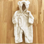 暖かそうなベビー ボア ロンパースの写真