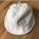 耳の付いた白い赤ちゃんのつば付き帽子