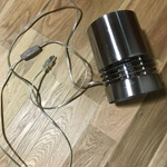 ステンレスで円筒形のフロアライトの写真