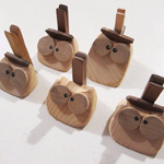 ハンドメイドの木のふくろう クリップスタンドの写真