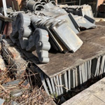 屋根から降ろした瓦の写真