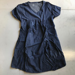 無印 オーガニックコットンデニム マタニティワンピースの写真