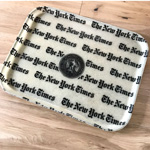 NEWYORKTIMESと書かれたヴィンテージ感のあるトレーの写真