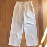 rem closet アイボリーのサテンスリットリラックスパンツの写真