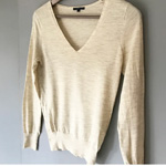 SHIPSのVネックニット ベージュの写真