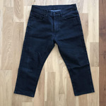 ユニクロの黒いアンクルパンツの写真