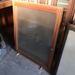 レトロなラワンの枠に型板ガラス つづれが入った引戸の写真