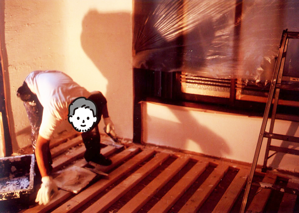 畳をはがして根太を組んだ上で漆喰塗りをする写真