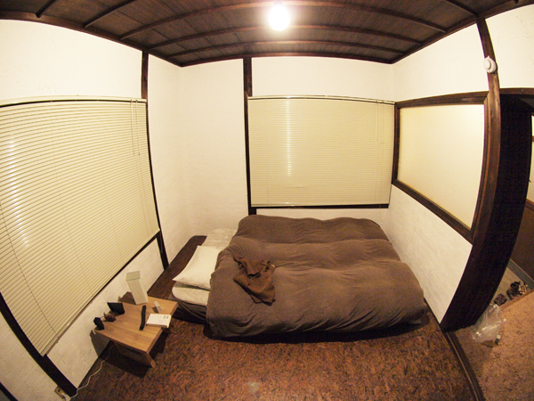 直置きしたマットレスベッドと自作のサイドテーブル