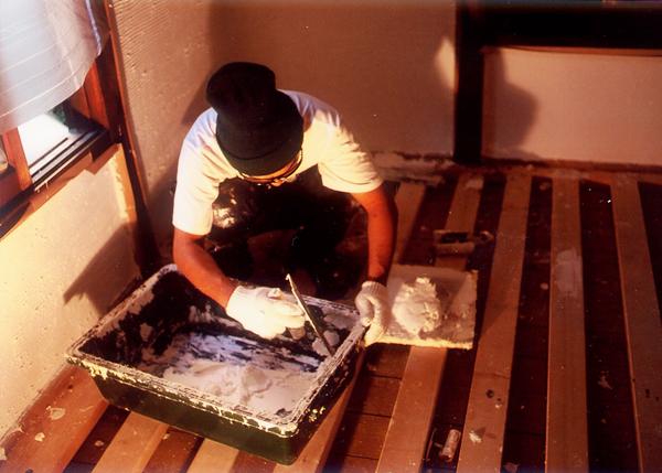 トロ舟の漆喰をすくう様子