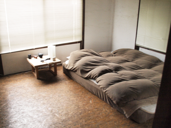 OSB合板の床のシンプルな寝室