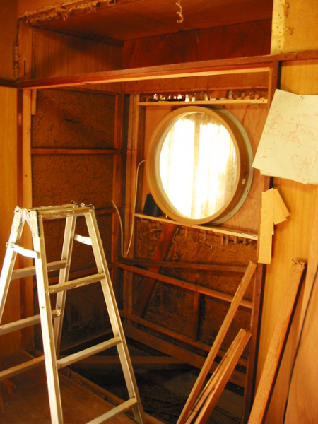 クローゼットを解体して丸窓を設置