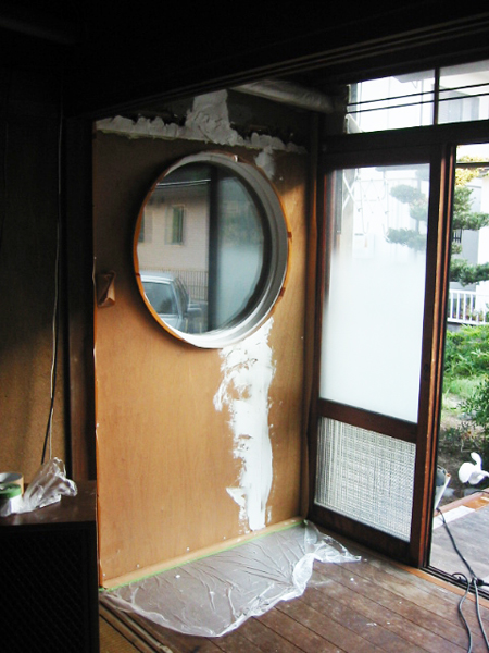 縁側の壁に丸窓