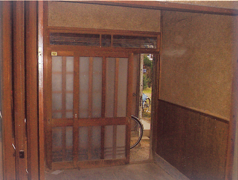 木の格子戸の玄関