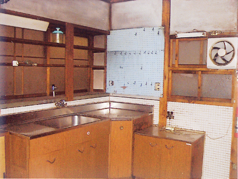 民家の汚れたキッチン