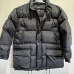 黒い大きなダウンジャケットの写真