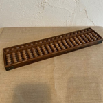 いい色合いの木製の古いそろばん