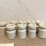 レトロな碍子が9個並ぶ