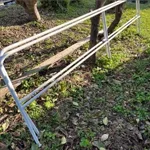 庭に置かれたガードレール