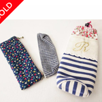 かわいらしいシマシマのペンケースが並ぶ様子