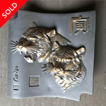 金色の寅が模されたグレーの瓦