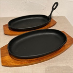 木と鋳物のステーキ皿が2つ並ぶ