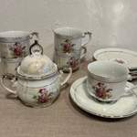 H.K JAPANの金彩が彩られたティーセットが並んだ様子