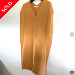 ユニクロの山吹色のコクーンシルエットニット