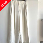 ユニクロの白いドレープワイドパンツ