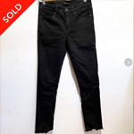 ユニクロのウルトラストレッチテーパードスキニーパンツ