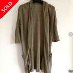 薄い素材のカーキ色のカーディガン