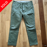 アーバンリサーチのオリーブ色のチノパンツ