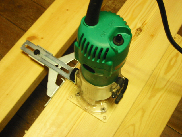 マキタのルーターで木に直線の溝を掘っている様子