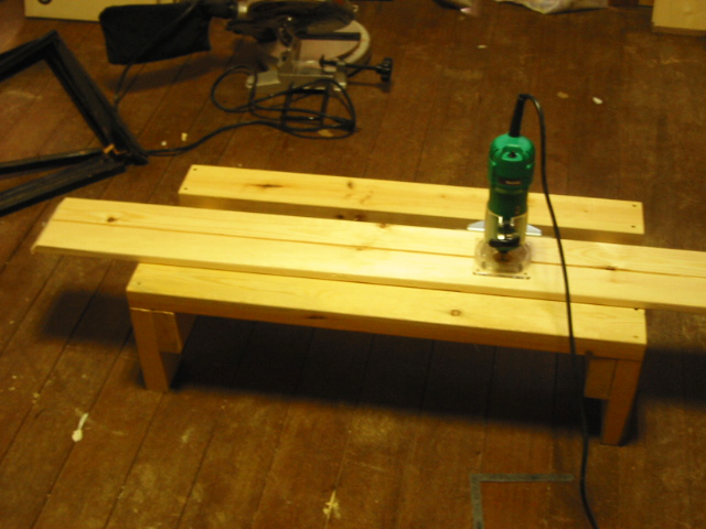 台の上でルーターを平行に移動させる様子