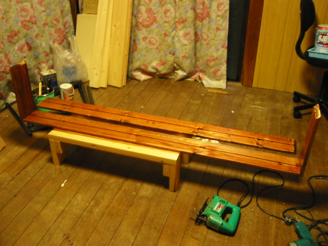 塗装された装飾窓の木枠