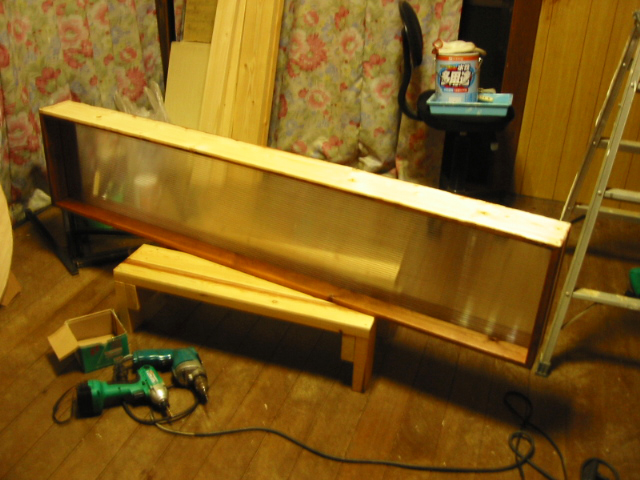 プラダンが嵌め込まれた木枠の装飾窓